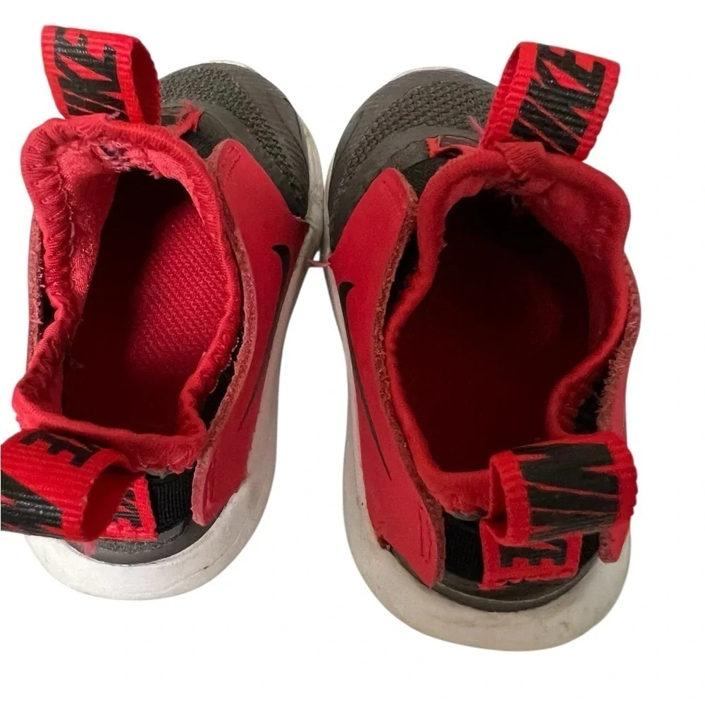 Nike Unisex Little Kids Flex Runner Sneakers in size 5c runs small
